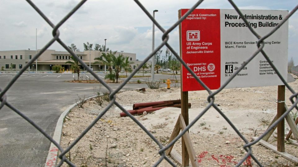 Aumentan denuncias por tratos inhumanos en centros del ICE; reportan comida podrida, enfermedades y falta de atención.