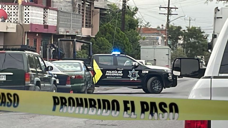 Elementos de la Policía de Santa Catarina resguardan la casa donde fue localizado un hombre presuntamente secuestrado.