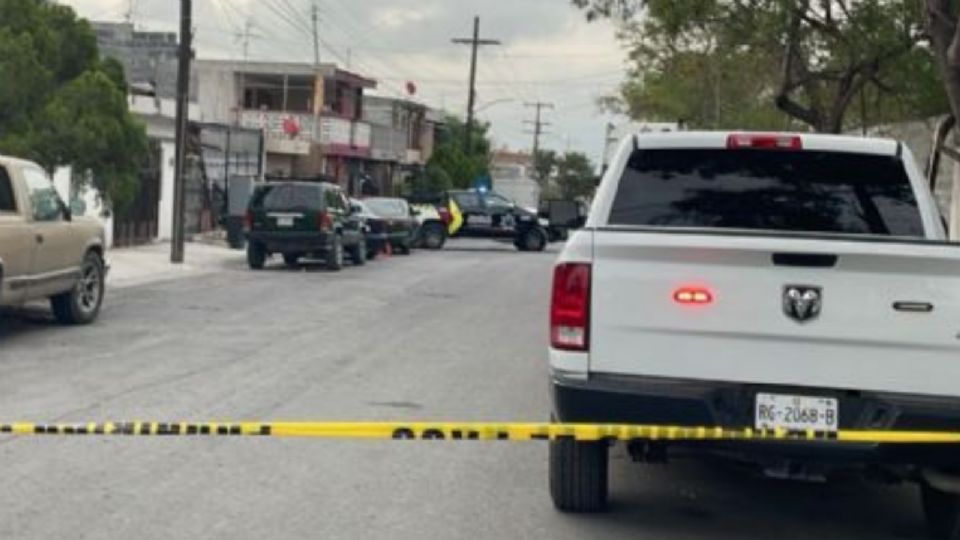 Elementos de la Policía de Santa Catarina resguardaron el domicilio donde fue localizado un hombre presuntamente privado de la libertad.