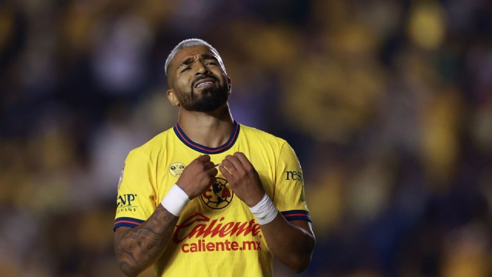 Lamento de Rodrigo Aguirre tras fallar una opción de gol durante el partido de fútbol América vs Toluca.