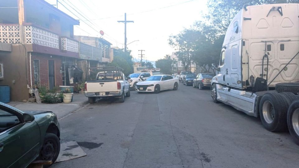 Autoridades catearon una vivienda en Santa Catarina tras el rescate de un hombre secuestrado y la detención de tres personas.
