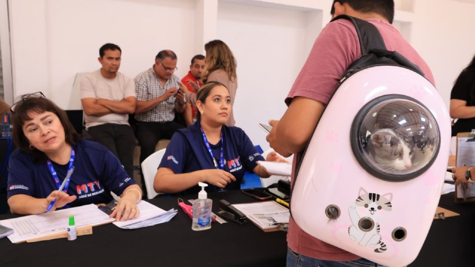 Adrián de la Garza encabezó la brigada de esterilización masiva en la colonia Moderna junto a su equipo de trabajo.