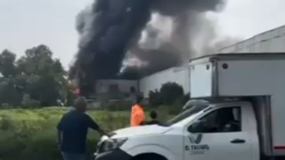 Fábrica de PET se incendia en Tultitlán, Edomex.