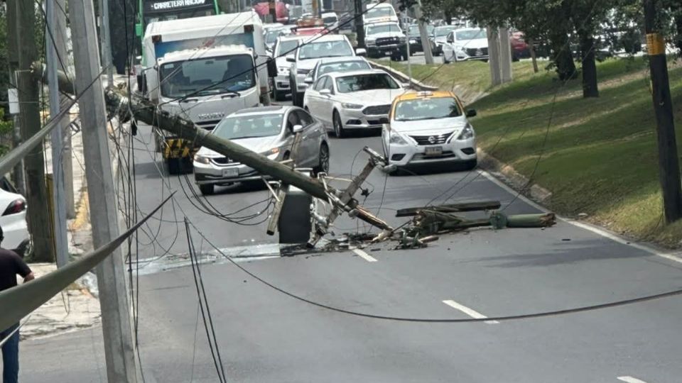 Autoridades atendieron un accidente vial y la caída de un transformador en avenida Garza Sada, a la altura de Lagos del Bosque; el tráfico permanece afectado.