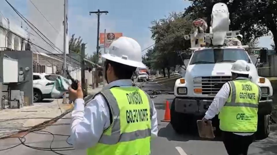 El transformador cayó sobre Garza Sada, dejando sin luz a varias colonias y complicando la circulación vial.