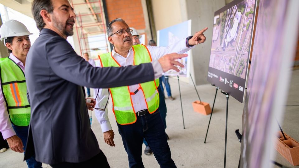 Andrés Mijes y Eudelio Garza recorrieron las obras de Canadá City Center.