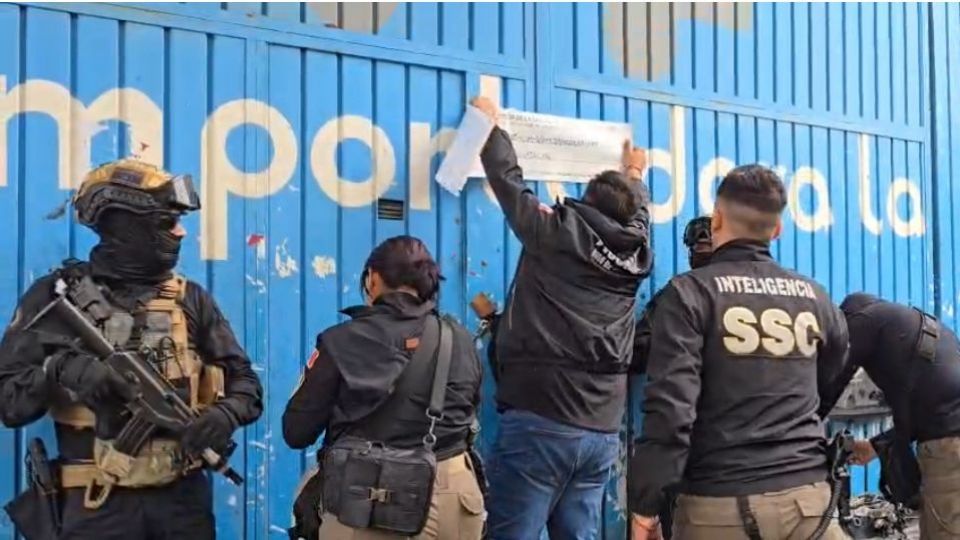 Los agentes de la Fiscalía capitalina colocaron sellos de aseguramiento.