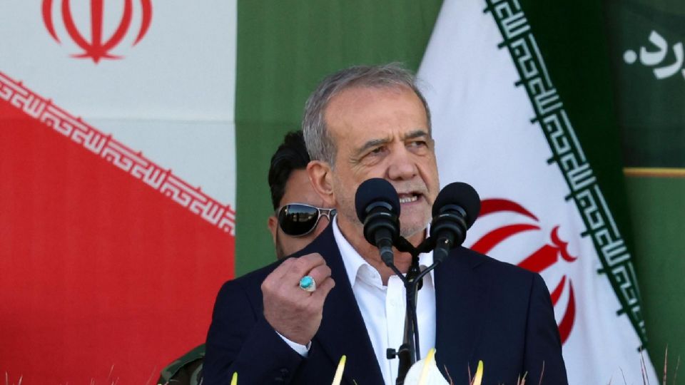 Pezeshkian sufrió lesiones en una pierna mientras intentaba evacuar el recinto por un conducto de emergencia.