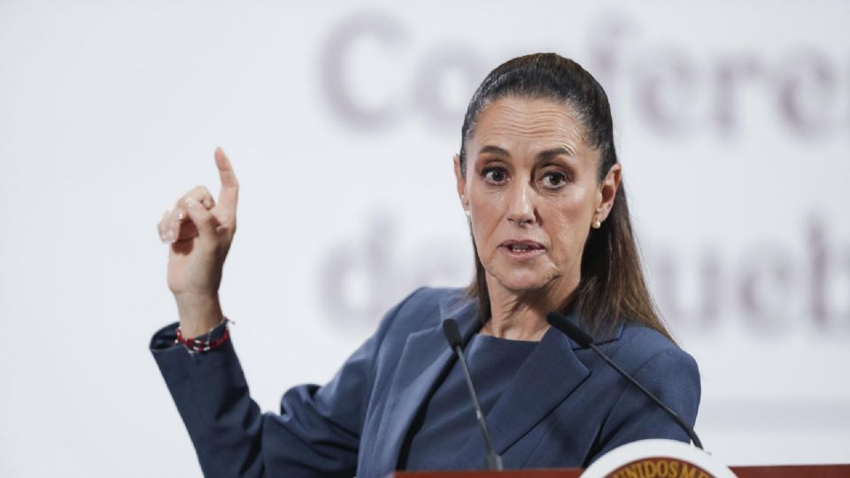 La presidenta de México, Claudia Sheinbaum, habla durante una rueda de prensa en Palacio Nacional.