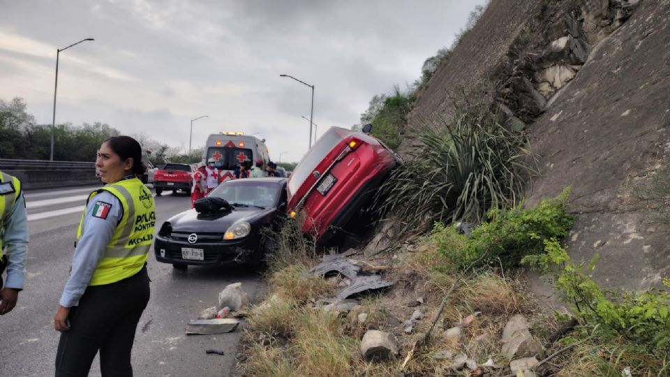 Protección Civil brindó apoyo a uno de los conductores involucrados, cuyo vehículo quedó ladeado tras el choque en la colonia Cumbres.