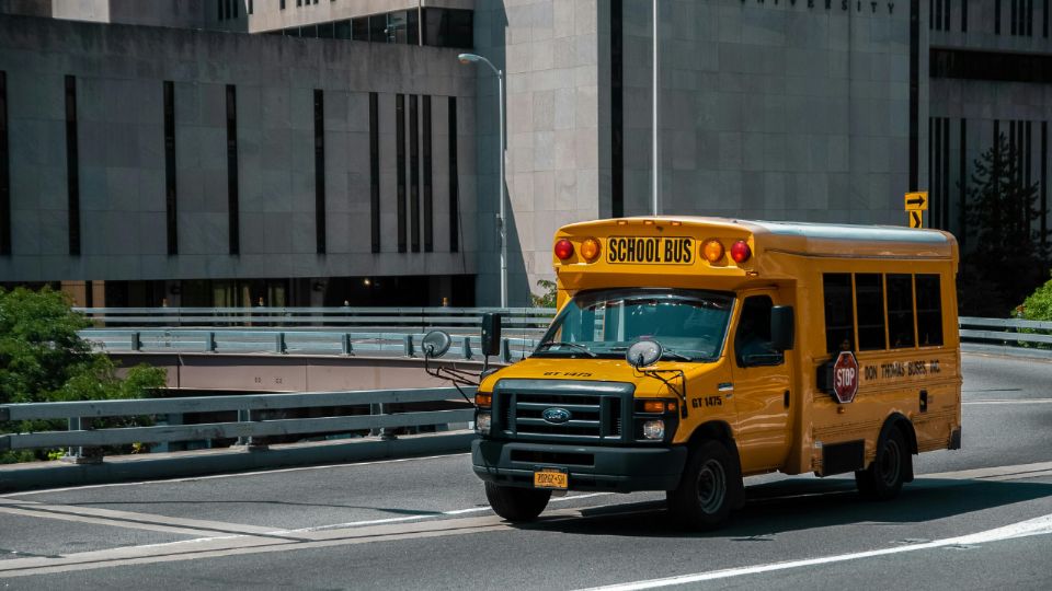 La propuesta de transporte escolar obligatorio en Nuevo León busca reducir el tráfico en horas pico y mejorar la movilidad en la zona metropolitana.
