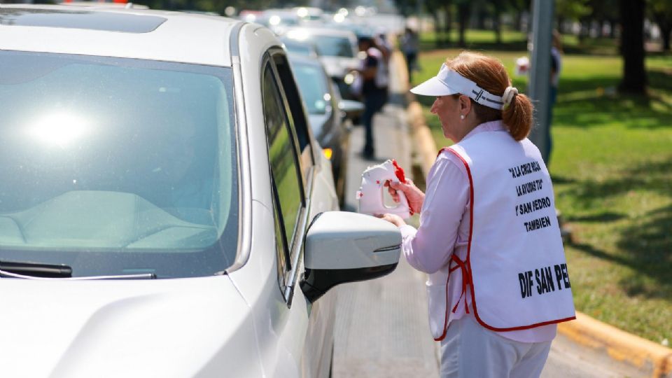 Funcionarios del Municipio de San Pedro realizaron boteo en cruceros en beneficio de la Cruz Roja Mexicana.