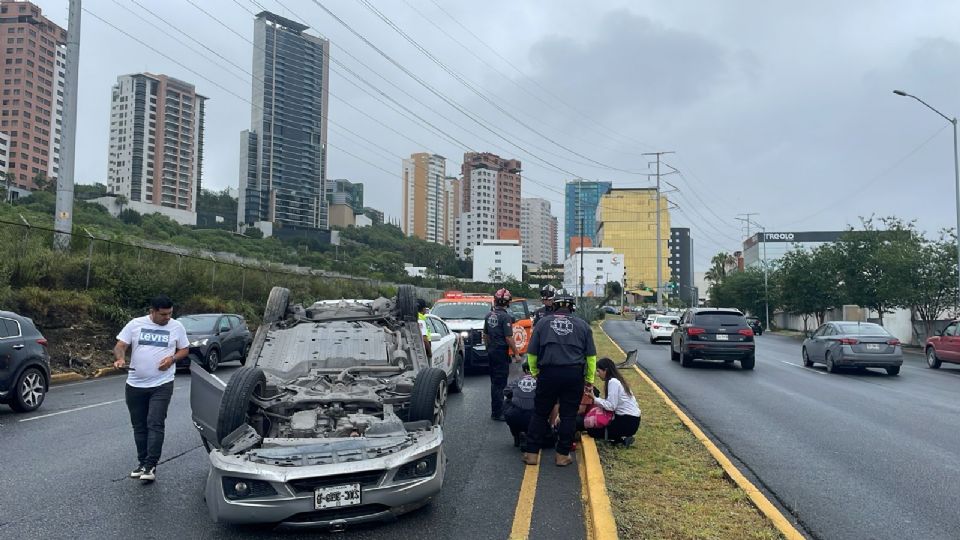 La camioneta SUV Honda quedó sobre el capacete junto al camellón central que divide los carriles.