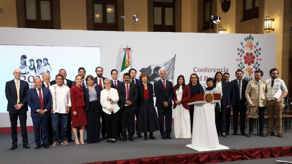 Sheinbaum, se toma una fotografía con los presidentes municipales, los integrantes de su gabinete y la gobernadora del Estado de México.