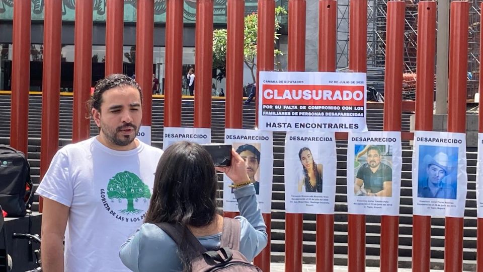 Clausura simbólica de la Cámara de Diputados, arman familiares de desaparecidos.