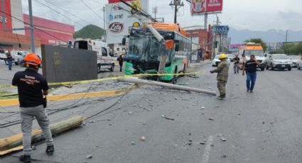 Camión urbano choca contra poste en Guadalupe; reportan 16 personas lesionadas