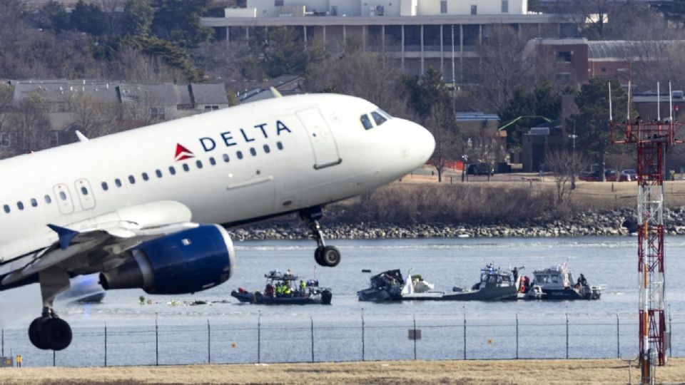 Una maniobra de emergencia evitó que un avión de pasajeros chocara con un B-52 militar en EE.UU. ¿Qué falló? Esto es lo que se sabe hasta ahora.