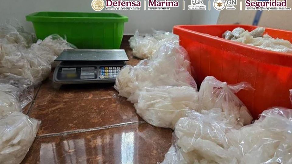 Autoridades decomisaron aproximadamente 800 kilogramos de metanfetamina y precursores químicos en Michoacán.