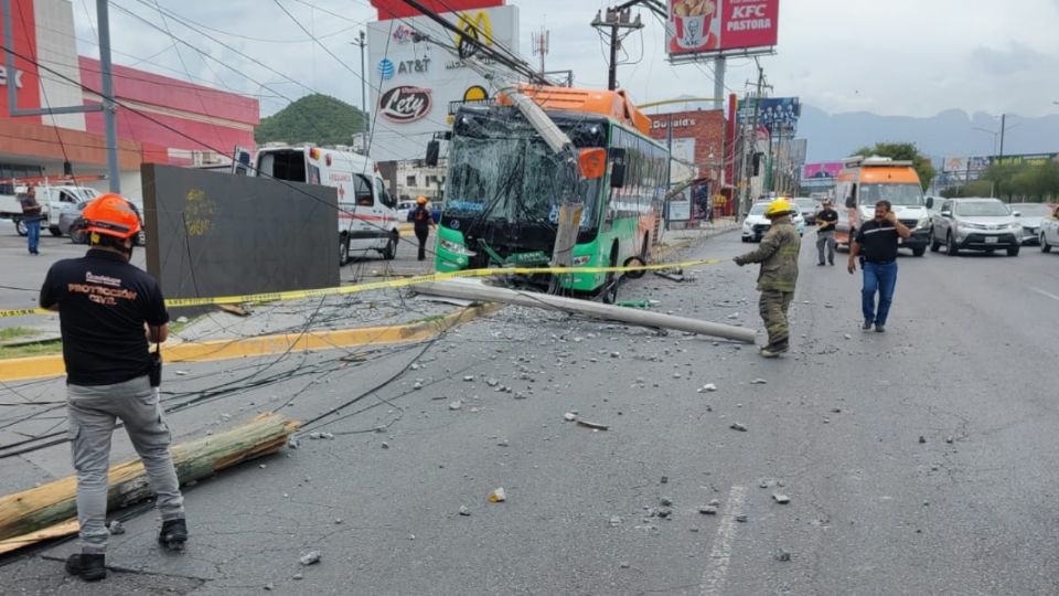El accidente ocurrido frente a Plaza Altea sobre Avenida Eloy Cavazos dejó sin energía eléctrica a varias colonias de Guadalupe; cuerpos de emergencia ya atienden la situación.