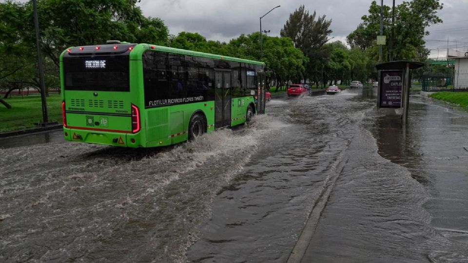 Debido a las intensas lluvias registradas en la capital vialidades de la alcaldía Iztapalapa colapsaron por inundación.