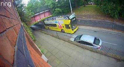 VIDEO | Autobús de dos pisos choca contra puente en Reino Unido dejando varios heridos