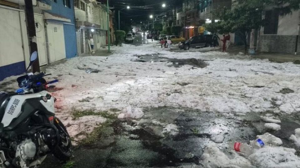 En el sur de la CDMX la lluvia y granizo dejó calles anegadas.