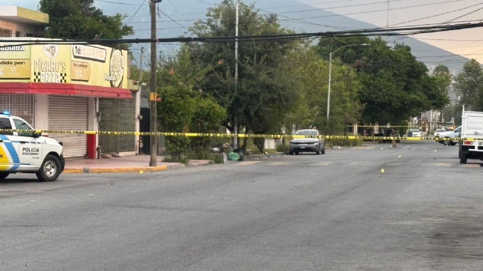 Elementos de la Policía de Monterrey acordonaron la zona del ataque a balazos.