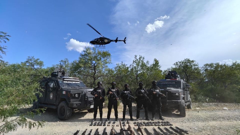 Fuerza Civil decomisó armas, equipo táctico y vehículos tras la captura del presunto líder criminal y sus cómplices en el norte de Nuevo León.