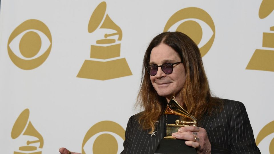 El cantante británico Ozzy Osbourne de Black Sabbath levanta el premio a la 'Mejor interpretación de metal' en la 56ª edición anual de los premios Grammy.