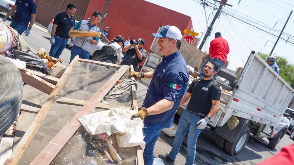 Adrián de la Garza supervisa labores de limpieza y servicios públicos durante operativo en la colonia Topo Chico.