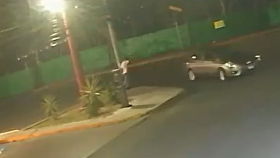 El delincuente le disparó a la víctima cuando iba en su automóvil.