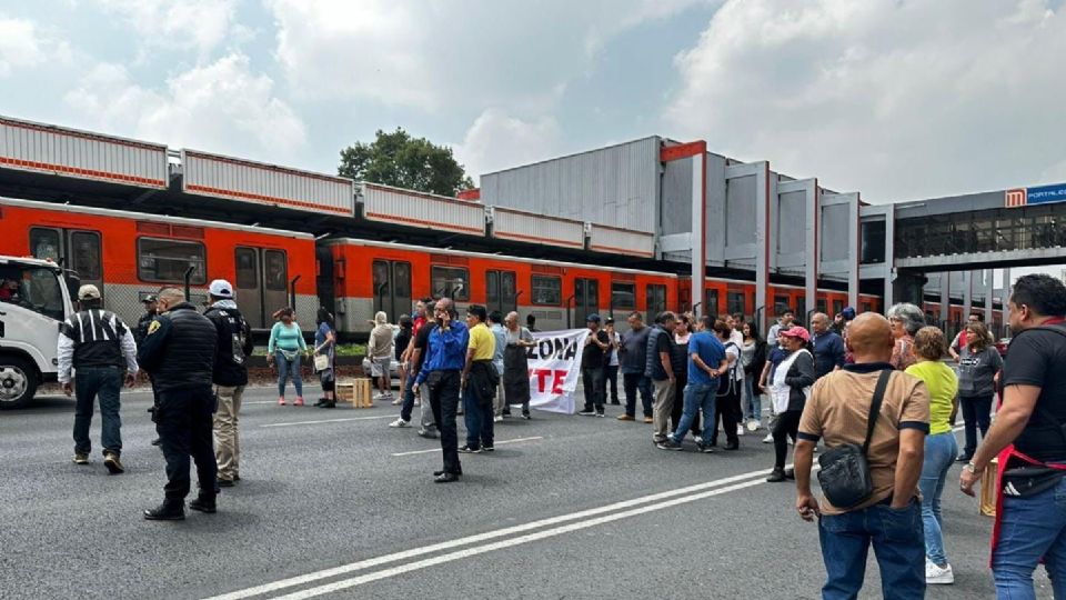 La policía capitalina reporta bloqueos a la circulación vehicular en Reforma e Hidalgo.