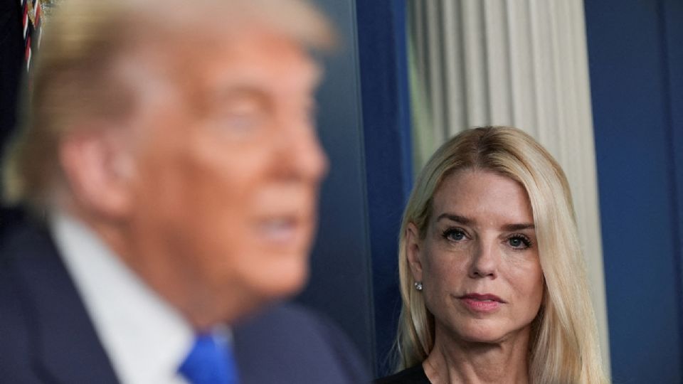Fiscal general de EU, Pam Bondi y el presidente de EU, Donald Trump.
