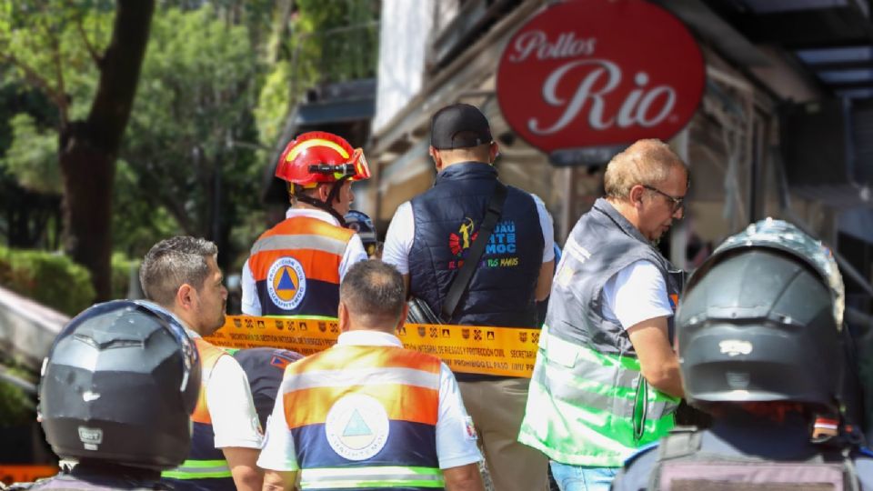 Rescate de hombre atrapado entre los escombros de Pollos Río.