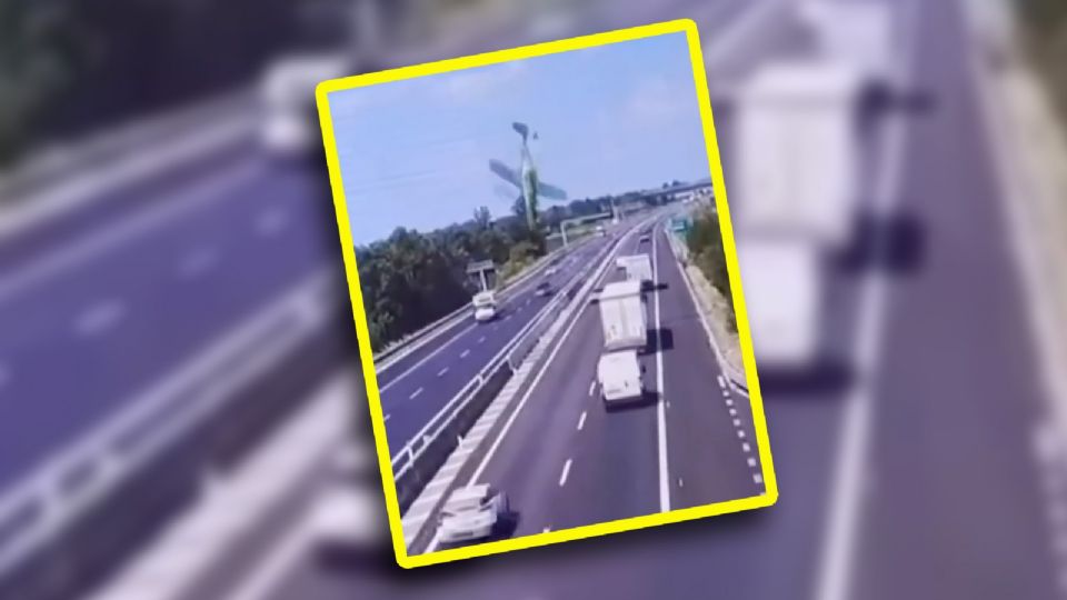 Avioneta se estrella en autopista de Italia: Video muestra el impacto en el momento justo.