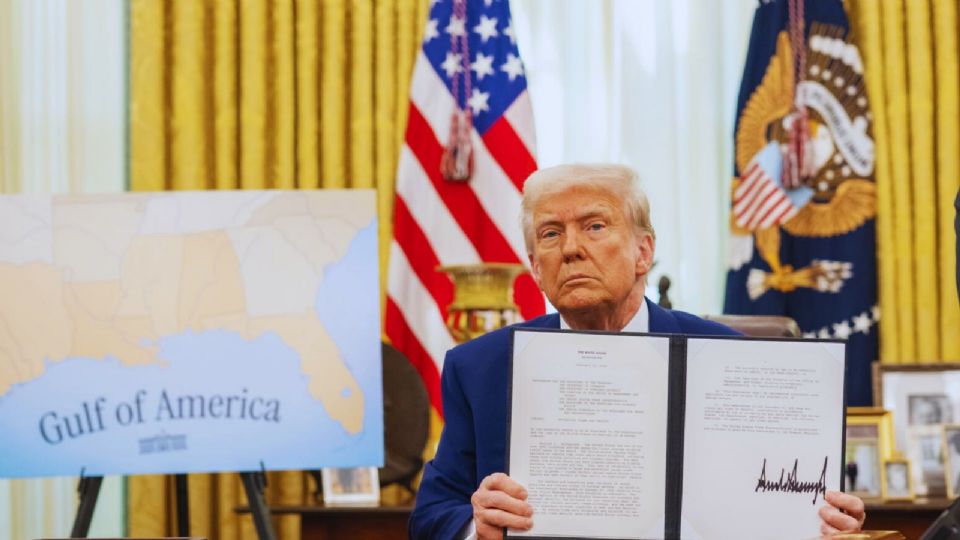 Trump lanza plan para liderar la inteligencia artificial y eliminar la 'IA woke'.