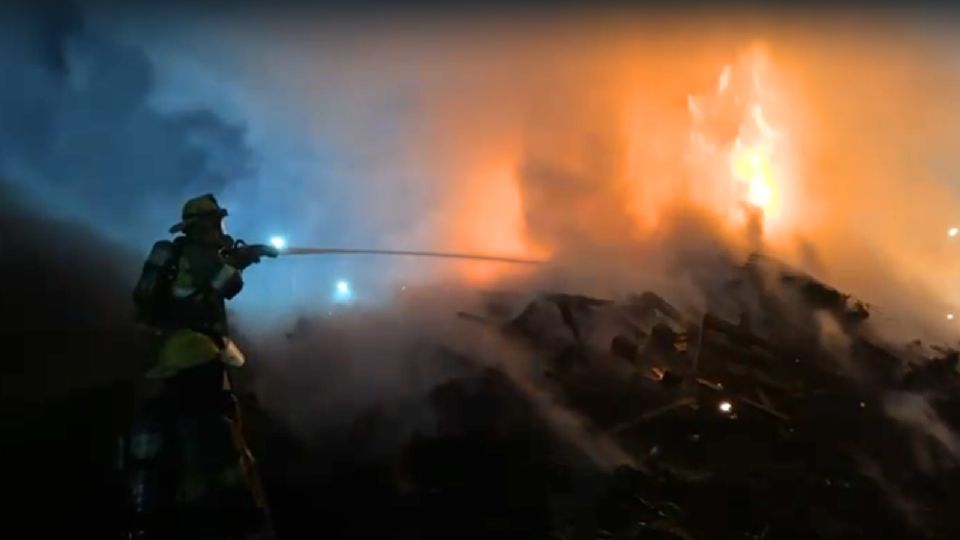 Protección Civil y Bomberos trabajaron en conjunto para controlar el incendio.