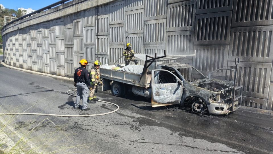 Un camión que transportaba material de construcción se incendió en Villas de San Jerónimo, sin dejar lesionados.