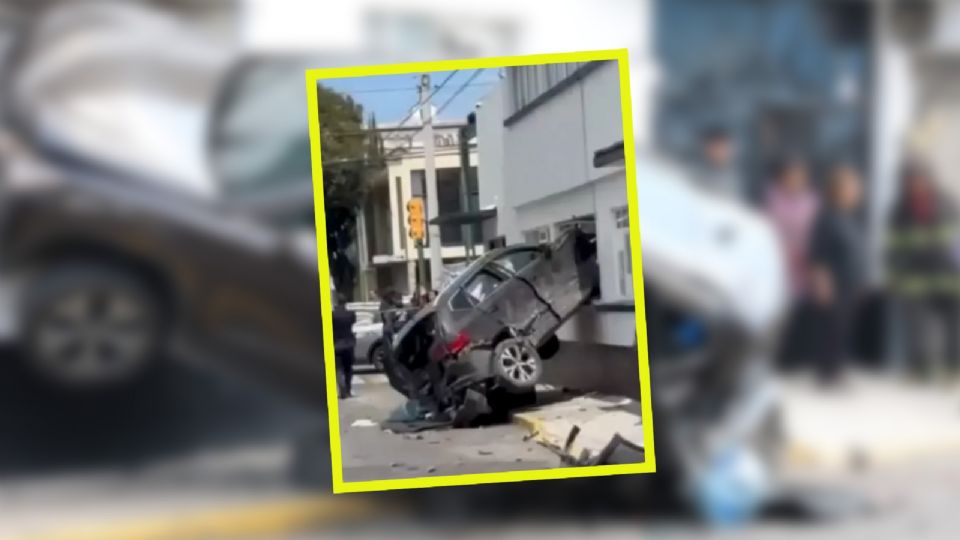 Elementos de seguridad municipal acordonaron el área para facilitar las maniobras de auxilio y el retiro de las unidades siniestradas.
