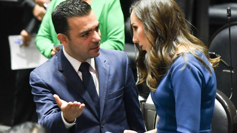 Elías Lixa, diputado y coordinador del PAN, junto a su compañera de bancada Noemí Luna Ayala.