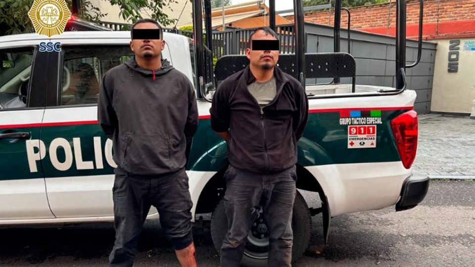 Mientras los sujetos corrían por la calle, los oficiales de la PBI a pie los persiguieron.