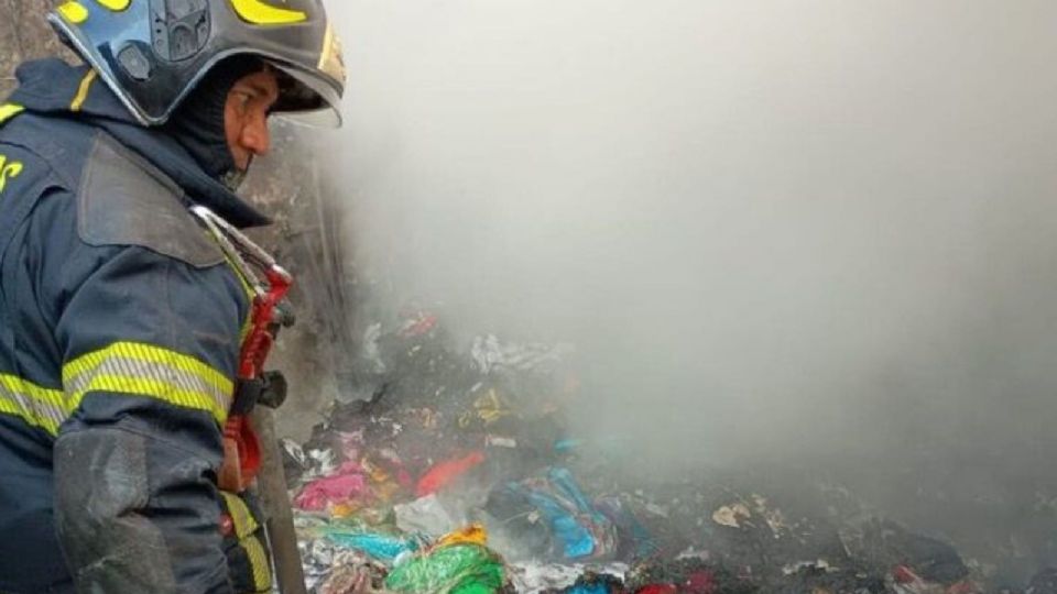 Los bomberos establecieron que en el lugar se quemaba ropa en gran cantidad.