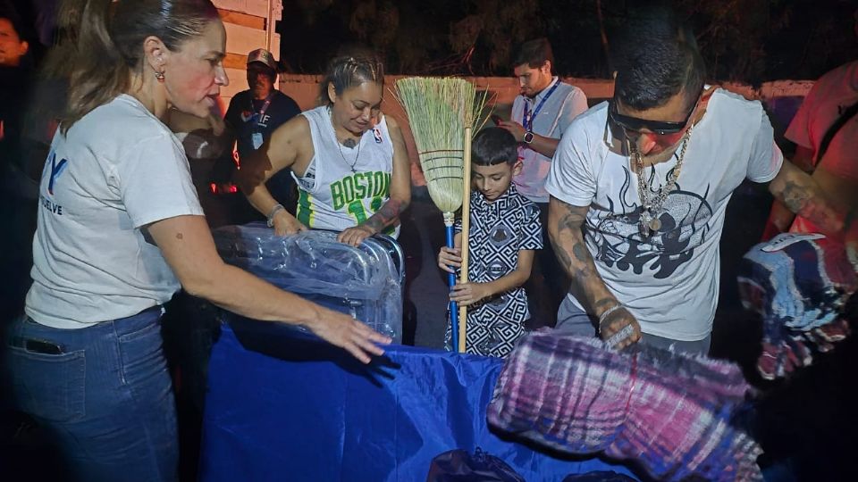 Personal del DIF y Servicios Públicos de Monterrey entregaron apoyo a vecinos de San Martín.