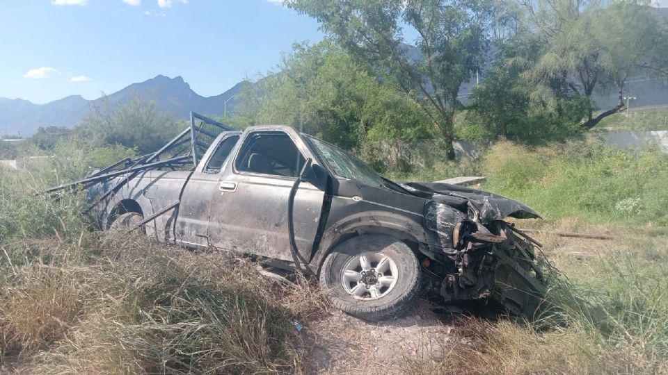 Un hombre fue hospitalizado tras el choque entre una camioneta y un tren en el municipio de Hidalgo, Nuevo León; el incidente movilizó a cuerpos de emergencia estatales y municipales.