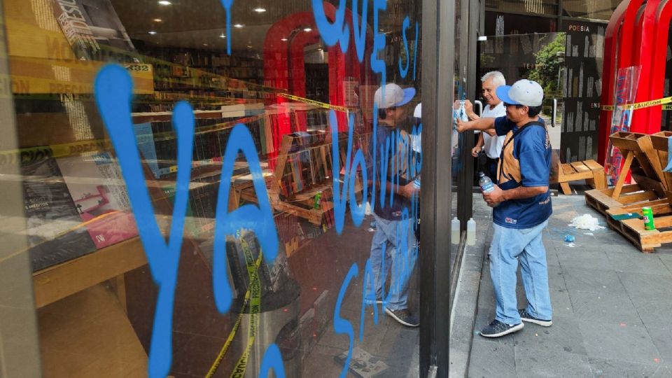 Trabajadores continúan con la limpieza de la librería Julio Torri ubicada en el Centro Cultural Universitario (CCU) cuyas instalaciones fueron vandalizadas durante la segunda protesta 'contra la gentrificación'