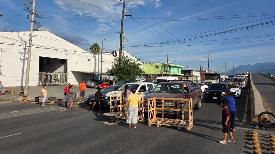 Manifestantes se concentraron en el puente de Apodaca para exigir el fin de los cobros excesivos en el transporte público.
