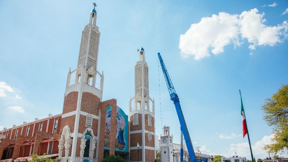 Autoridades retiraron la cruz con ayuda de una grúa especial frente a la Plaza Principal de Guadalupe.