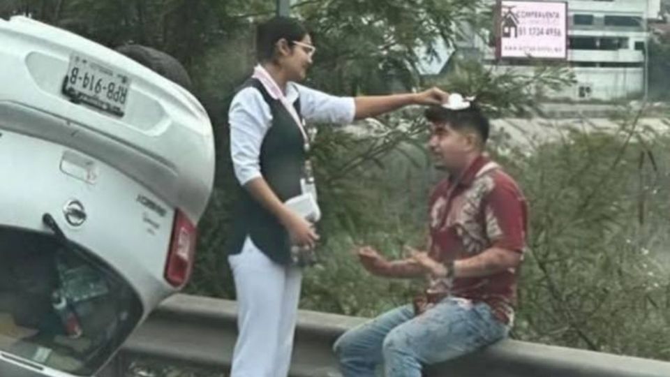 La enfermera de la UMAE 23 del IMSS asistió al conductor herido hasta la llegada de los paramédicos.