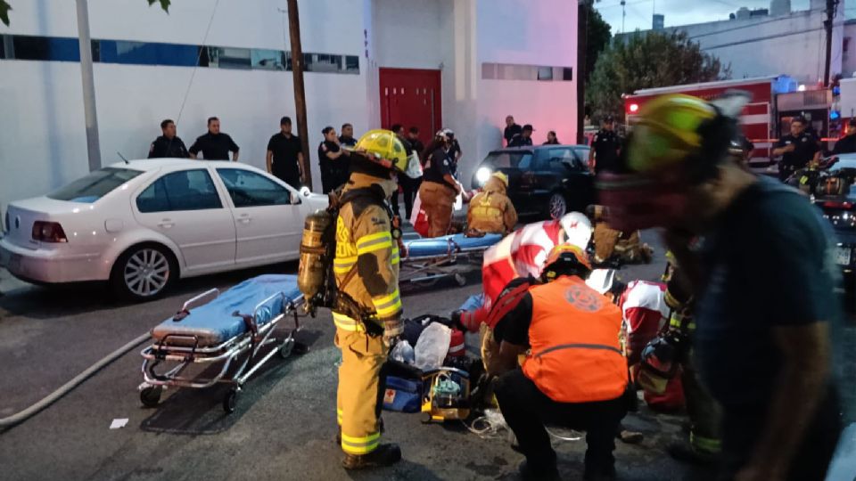 Bomberos y rescatistas trabajaron por varios minutos para sofocar las llamas en la vivienda siniestrada en San Pedro.