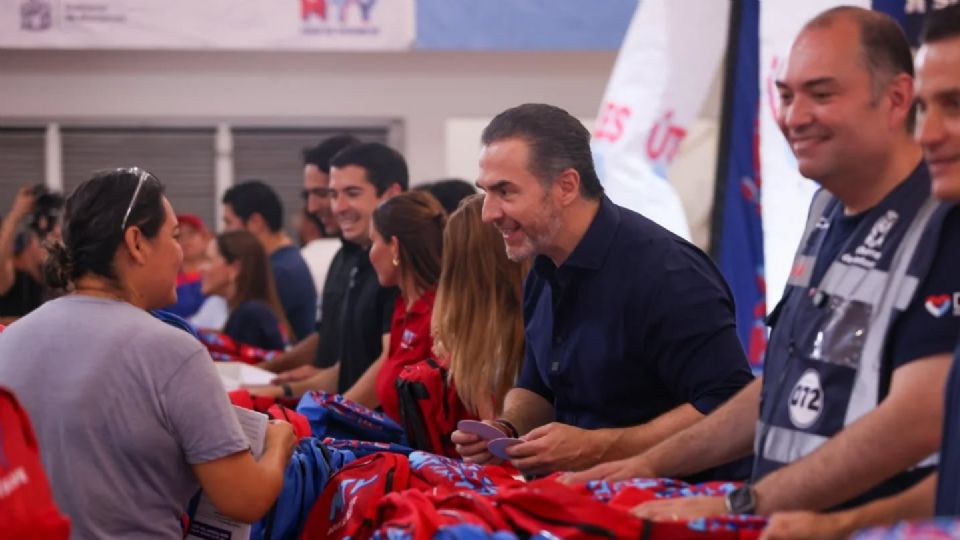 El alcalde Adrián de la Garza y su equipo realizan personalmente la entrega de los paquetes escolares.